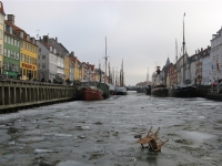 Nyhavn in \'t echt, met ijs en feestsporen