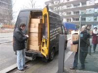 Een busje vol steken met dozen